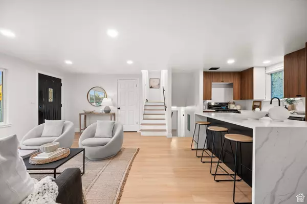 6585 S VINECREST DR, Murray, UT 84121