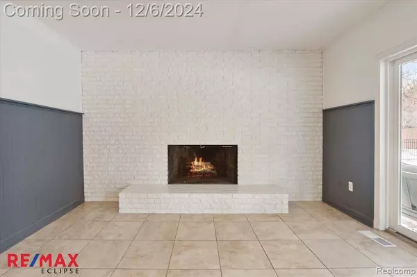 23582 E NEWELL Circle, Farmington Hills, MI 48336