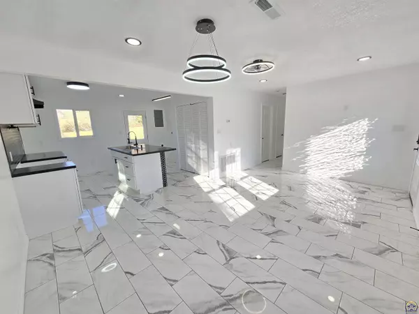 512 SE 35th TER, Topeka, KS 66605