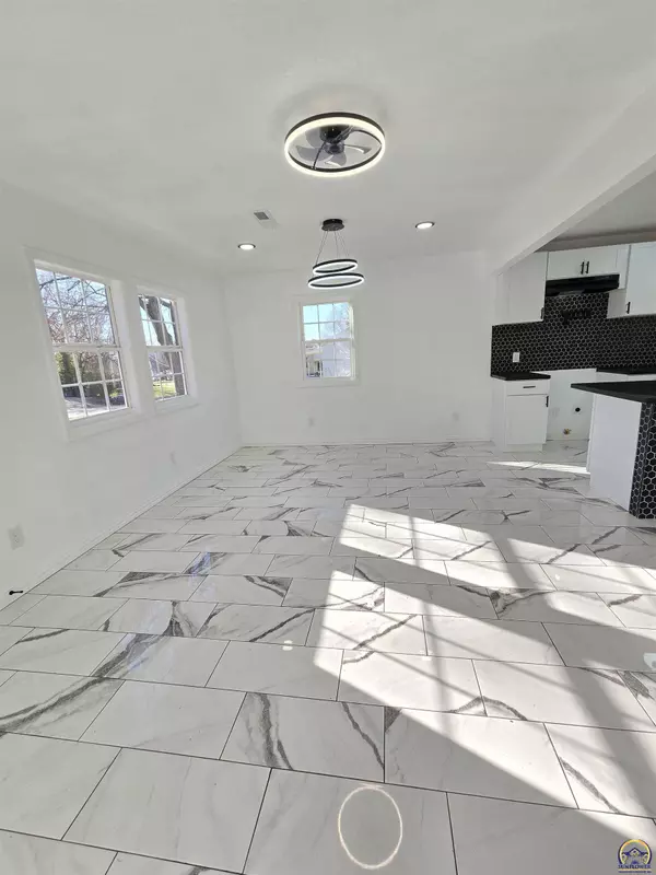 512 SE 35th TER, Topeka, KS 66605