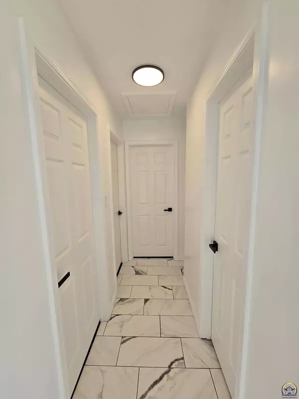 512 SE 35th TER, Topeka, KS 66605