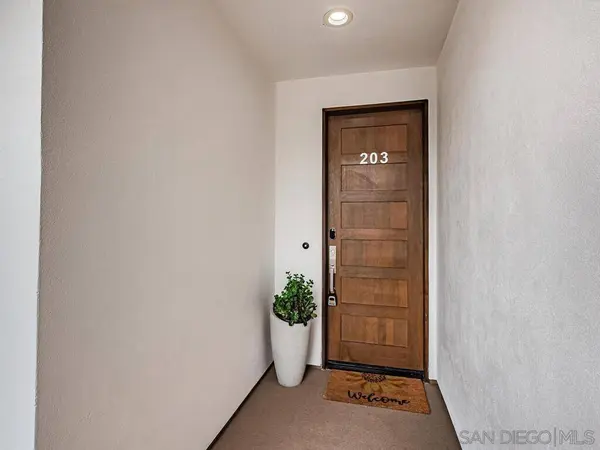 6767 Neptune Pl #203, La Jolla, CA 92037