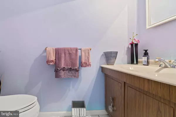 42 DUNHILL DR, Voorhees, NJ 08043