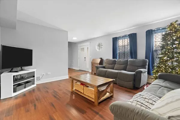 8610 Sycamore CT, Fox Lake, IL 60020