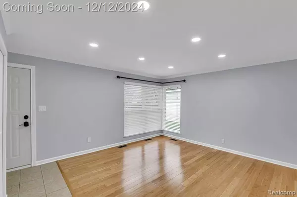 850 N WEBIK Avenue, Clawson, MI 48017