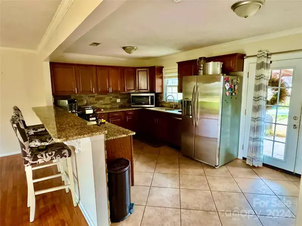 2034 Whitegate LN, Newton, NC 28658