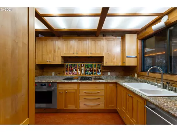 90986 LEASHORE DR, Vida, OR 97488