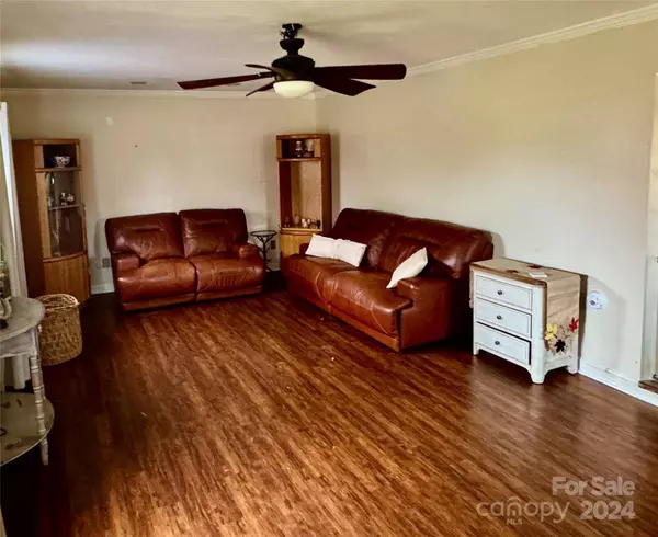 2034 Whitegate LN, Newton, NC 28658