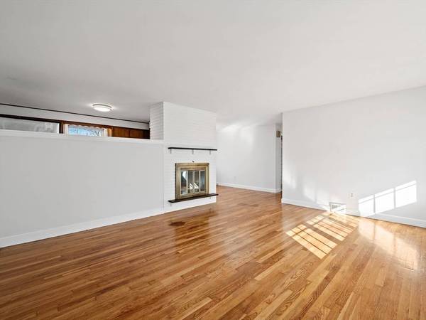 11 Crestview Dr, Westborough, MA 01581