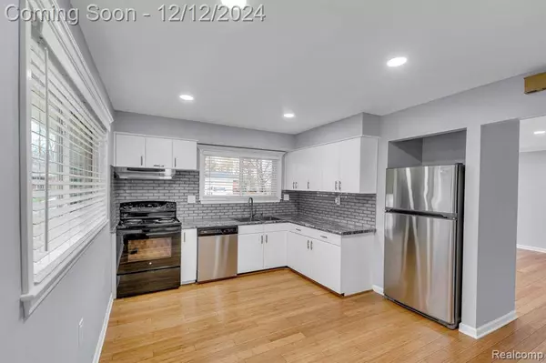 850 N WEBIK Avenue, Clawson, MI 48017