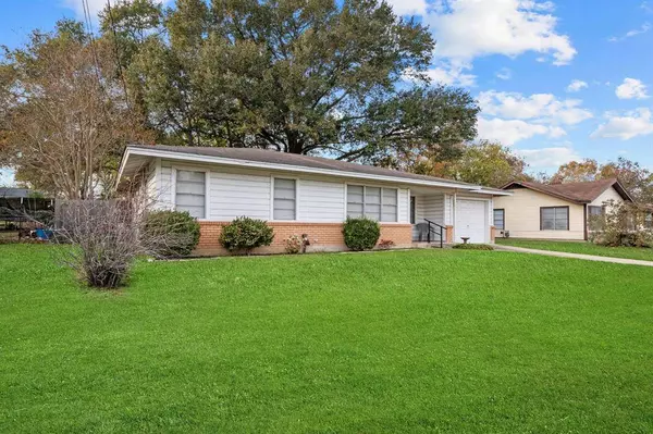 206 Cornish DR, Brenham, TX 77833