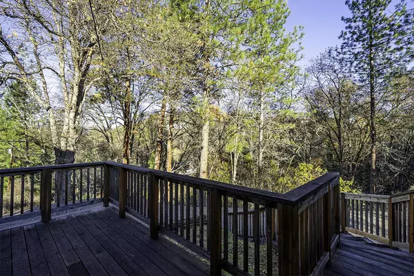 551 Grandview DR, Ashland, OR 97520