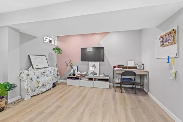 40 Pleasant St #40, Newton, MA 02459