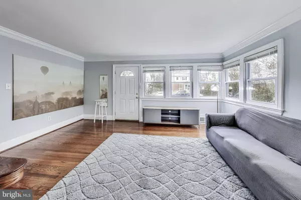 6933 WESTHAMPTON DR, Alexandria, VA 22307