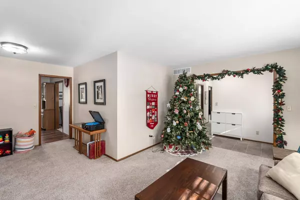 818 E Sunrise Ct, Derby, KS 67037