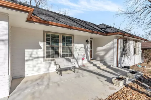 818 E Sunrise Ct, Derby, KS 67037