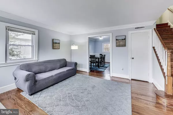 6933 WESTHAMPTON DR, Alexandria, VA 22307