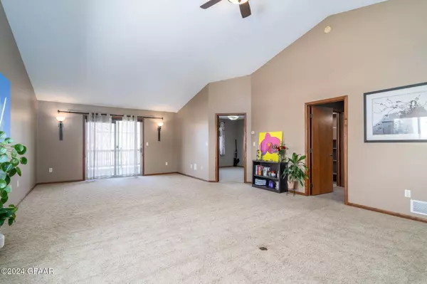 3715 19TH ST S, Grand Forks, ND 58201