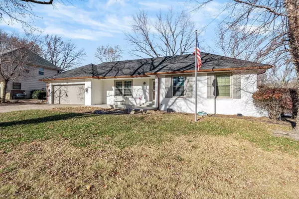 818 E Sunrise Ct, Derby, KS 67037