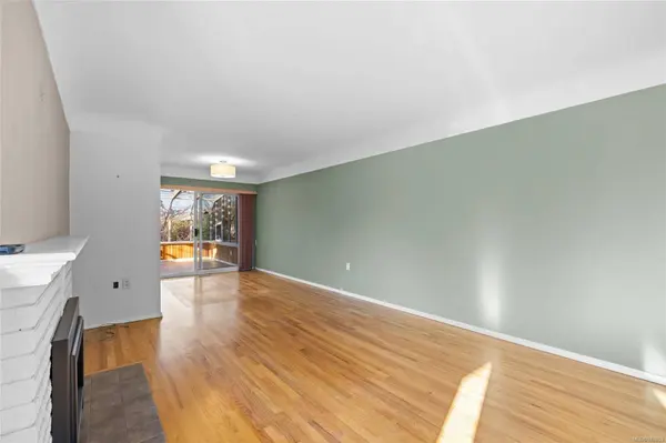 2920 Queenston St, Saanich, BC V8R 4P5