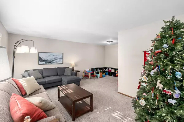 818 E Sunrise Ct, Derby, KS 67037