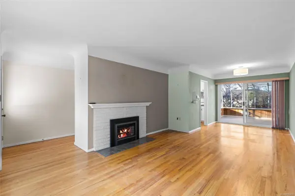 2920 Queenston St, Saanich, BC V8R 4P5