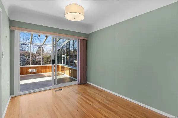 2920 Queenston St, Saanich, BC V8R 4P5