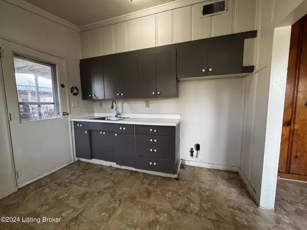 5909 Middleground Dr, Louisville, KY 40272