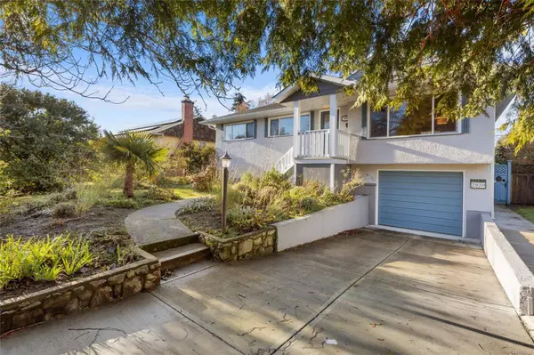 2920 Queenston St, Saanich, BC V8R 4P5