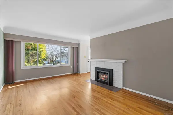 2920 Queenston St, Saanich, BC V8R 4P5