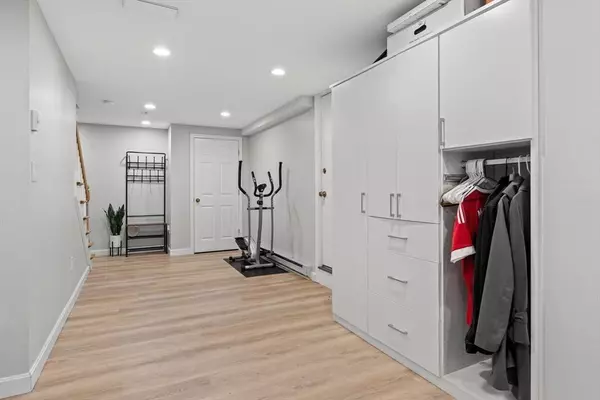 40 Pleasant St #40, Newton, MA 02459