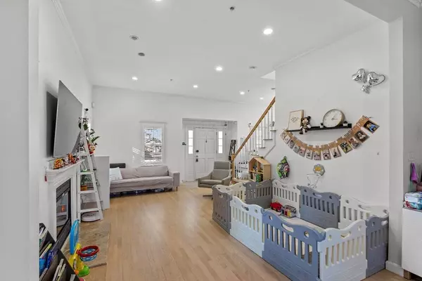 40 Pleasant St #40, Newton, MA 02459