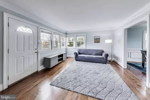 6933 WESTHAMPTON DR, Alexandria, VA 22307