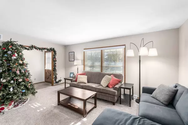 818 E Sunrise Ct, Derby, KS 67037