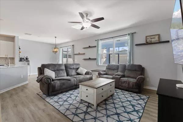 7501 NORTHERN LIGHTS DR, Gibsonton, FL 33534