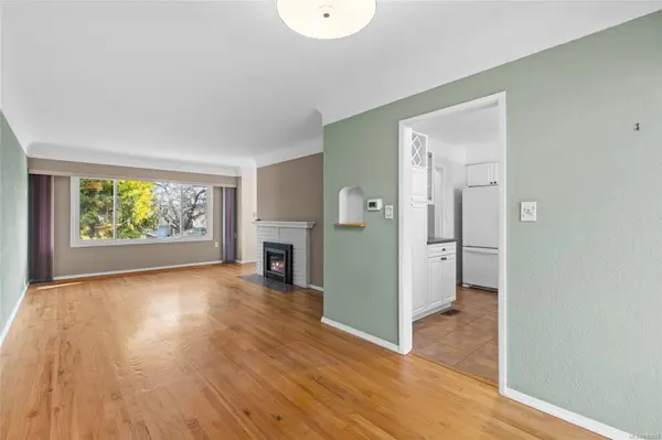 2920 Queenston St, Saanich, BC V8R 4P5