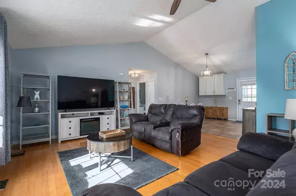 2051 Gary LN, Hickory, NC 28602