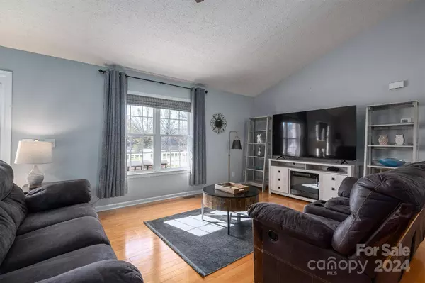 2051 Gary LN, Hickory, NC 28602