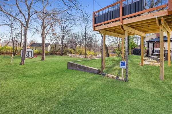 6425 NW Rock Garden RD, Parkville, MO 64152