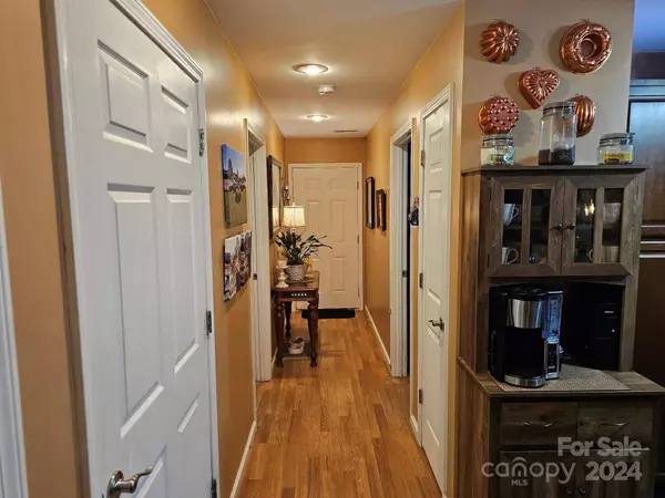 1663 Golden Cedar LN, Newton, NC 28658