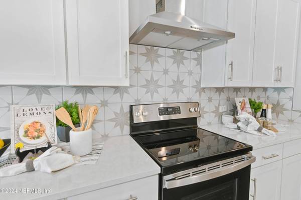 6043 CROSSROADS STATION DR, Jacksonville, FL 32205