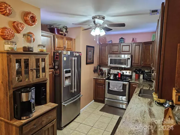 1663 Golden Cedar LN, Newton, NC 28658