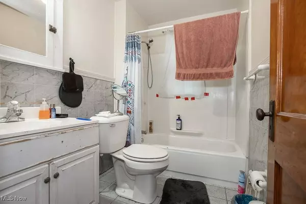 860 Whitcomb RD, Cleveland, OH 44110