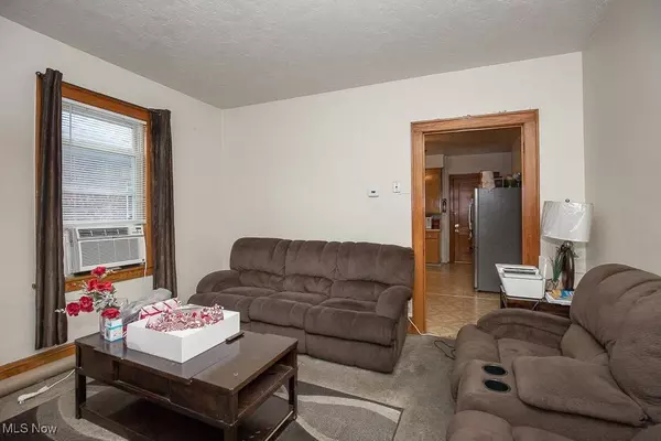 860 Whitcomb RD, Cleveland, OH 44110