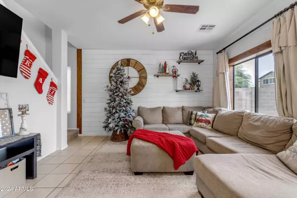 438 E PALOMINO Way, San Tan Valley, AZ 85143