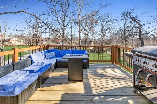 6425 NW Rock Garden RD, Parkville, MO 64152