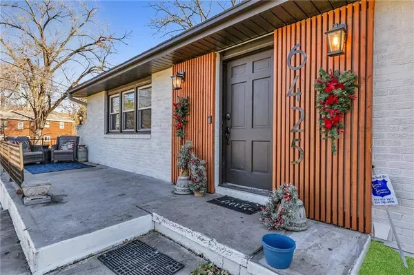 6425 NW Rock Garden RD, Parkville, MO 64152