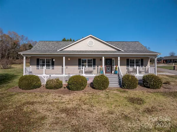 2051 Gary LN, Hickory, NC 28602