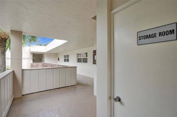 3641 Oaks Clubhouse Dr #204, Pompano Beach, FL 33069