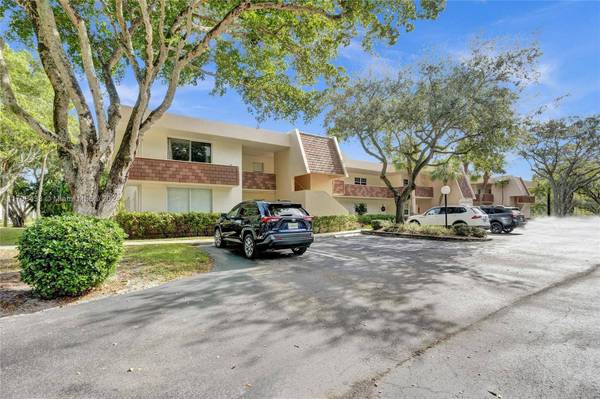 3641 Oaks Clubhouse Dr #204, Pompano Beach, FL 33069